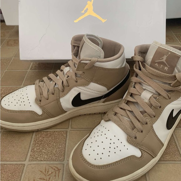 Air Jordan 1 Mid - Picture 2 of 4